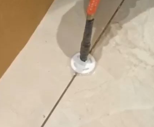 东辽瓷砖空鼓维修公司专业解答瓷砖在铺贴过程中，如果没有涂抹均匀到位的粘结材料（如水泥砂浆或瓷砖胶），可能会导致以下问题
