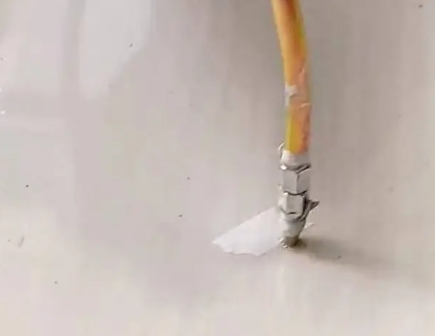 东辽瓷砖空鼓维修公司专业解答在瓷砖铺贴过程中，如果使用的砂料过粗（如全部使用了粗砂），可能会导致以下问题
